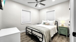 3 habitaciones, escritorio y tabla de planchar con plancha 