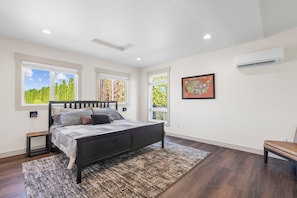 5 bedrooms, desk, iron/ironing board, WiFi