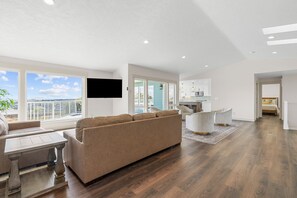 Smart TV - Willow - 5 Bedroom 5 Bathroom-Private Hilltop Home (Richland)