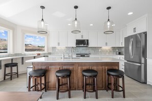 Microwave, oven, stovetop, dishwasher - Willow - 5 Bedroom 5 Bathroom-Private Hilltop Home (Richland)