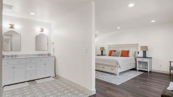 5 Schlafzimmer, Schreibtisch, Bügeleisen/Bügelbrett, WLAN