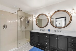 Dusche, Haartrockner, Handtücher, Seife