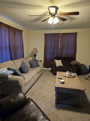 Smart TV - Charming 3-bedroom house with 2 baths.  The home is in the middle of Baton Rouge (Baton Rouge)