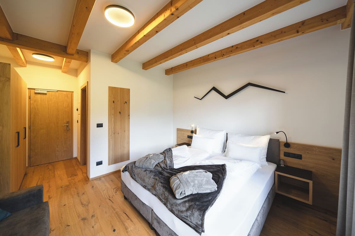 Comfort Double Room, Balcony | Minibar, in-room safe, free WiFi, bed sheets