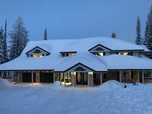 Exterior - Private suite with hot tub, laundry, large gear room, amazing location. (Silver Star Mountain)