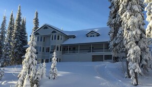 Exterior - Private suite with hot tub, laundry, large gear room, amazing location. (Silver Star Mountain)