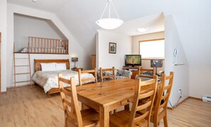 1 bedroom, free WiFi, bed sheets - Private suite with hot tub, laundry, large gear room, amazing location. (Silver Star Mountain)