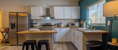 Een koelkast, een microgolfoven, een oven, een kookplaat