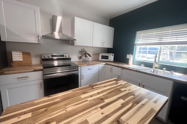 Frigorifero, microonde, forno, piano cottura