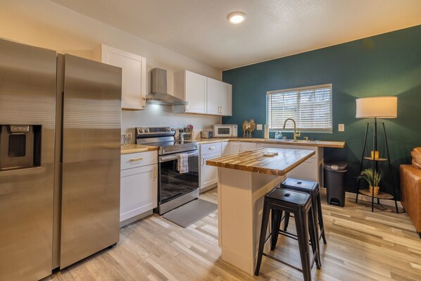 Réfrigérateur, micro-ondes, four, plaque de cuisson