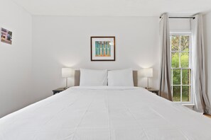 5 bedrooms, iron/ironing board - Large Fenced Yard Shamrock Stay (Montgomery)