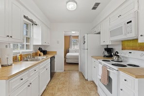 Private kitchen - Large Fenced Yard Shamrock Stay (Montgomery)