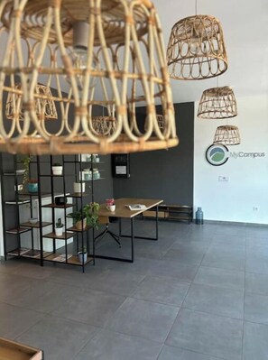 المنشأة من الداخل