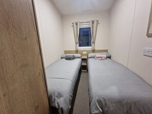 Cabin | 3 bedrooms, iron/ironing board, free WiFi, bed sheets - Remarkable 3-bed Lodge in Tattershall (Lincoln)