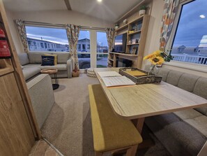 Huisje | Woonruimte | Televisie en een open haard