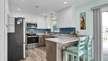 Réfrigérateur, four à micro-ondes, un four, surface de cuisson