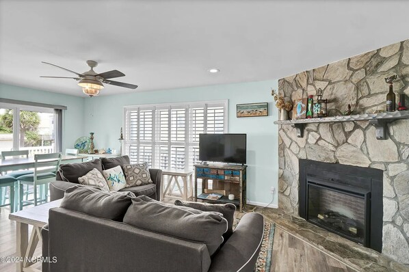 TV connectée, cheminée, livres