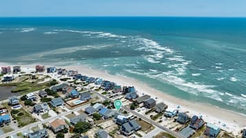 Sur la plage, chaise longue, serviettes de plage