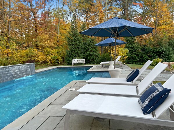 Una piscina al aire libre, una piscina climatizada