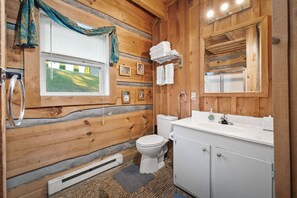 Douche, serviettes fournies, papier toilette