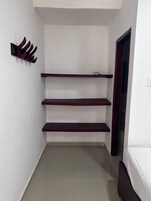 Escritorio, espacio para trabajar con laptop y cortinas blackout