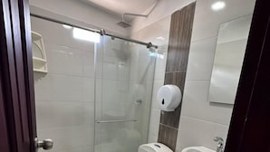 A modern bathroom with a glass-enclosed shower, a toilet, and a sink. - Hotel Casa Evan (Mompos)