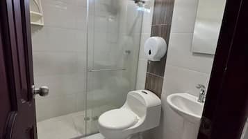 Habitación cuádruple | Escritorio, espacio para trabajar con laptop y cortinas blackout