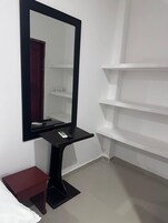 Escritorio, espacio para trabajar con laptop y cortinas blackout