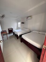 Escritorio, espacio para trabajar con laptop y cortinas blackout