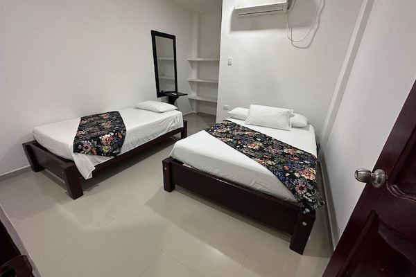 Escritorio, espacio para trabajar con laptop y cortinas blackout