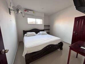 Double or Twin Room | Desk, laptop workspace, blackout drapes, free WiFi - Hotel Casa Evan (Mompos)