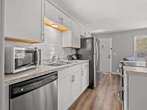 Microondas, horno, placa de cocina, lavavajillas