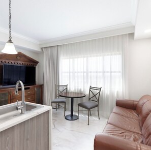 Living area - Charming 2-bedroom resort with AC, WiFi in delightful Orlando (Orlando)