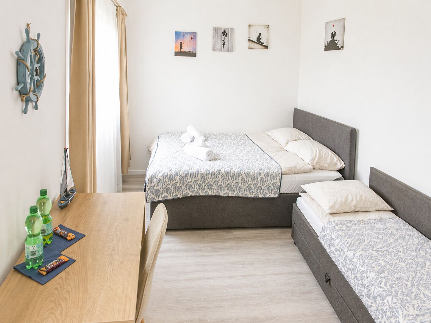 Quarto triplo | Escrivaninha, espaço de trabalho para notebook, Wi-Fi de cortesia