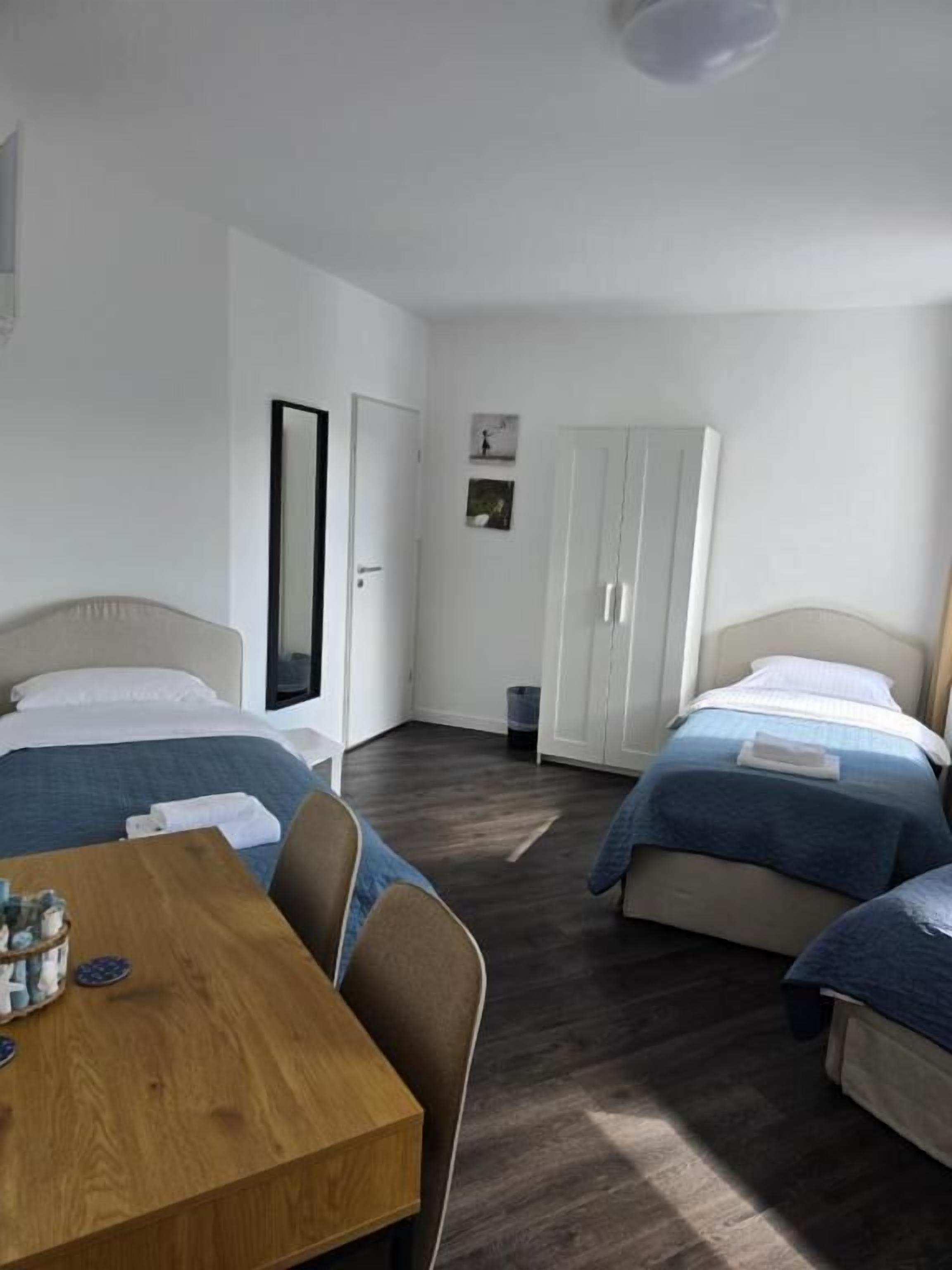 Quarto triplo standard | Escrivaninha, espaço de trabalho para notebook, Wi-Fi de cortesia