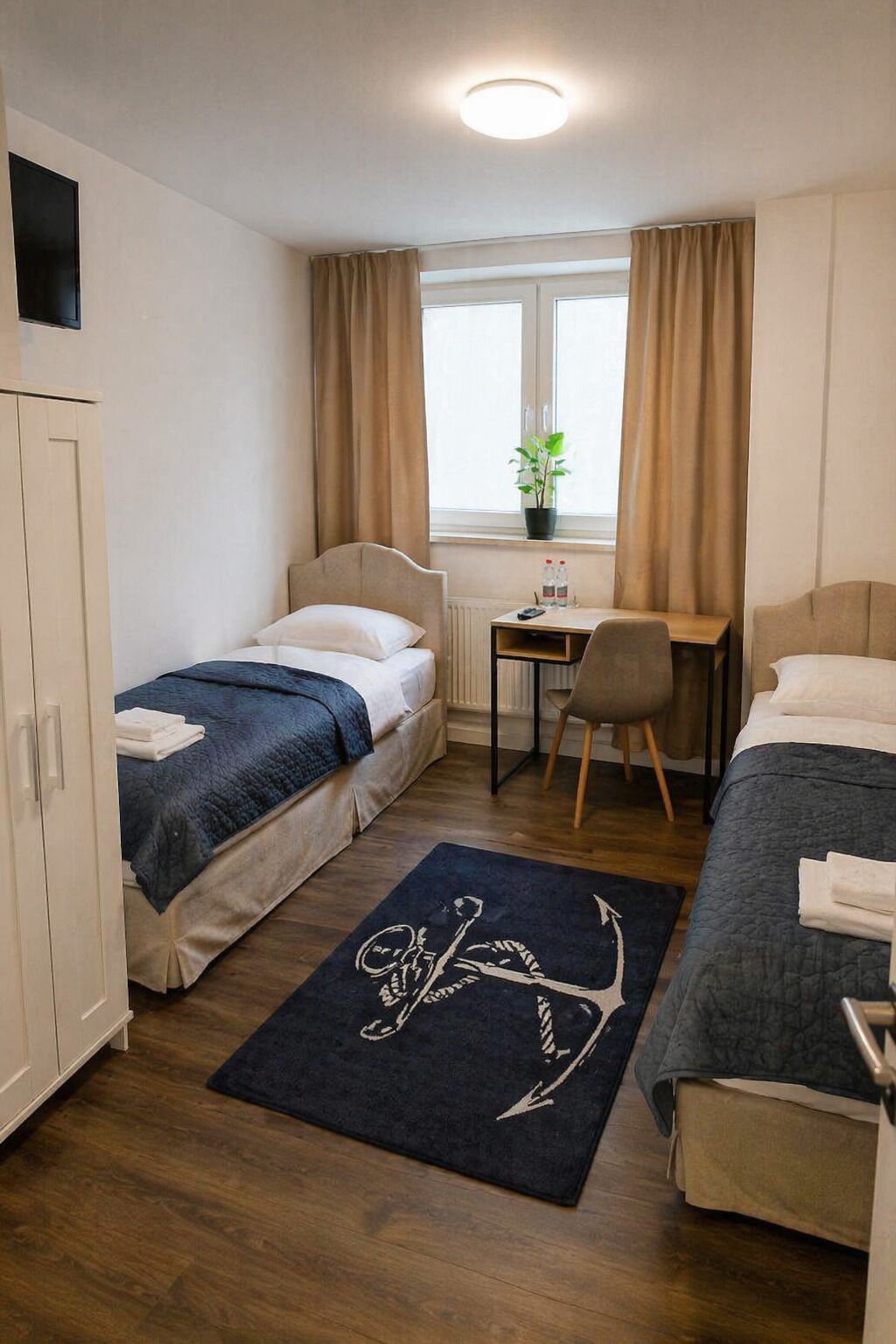 Quarto duplo | Escrivaninha, espaço de trabalho para notebook, Wi-Fi de cortesia