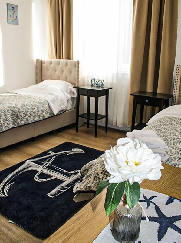 Bureau, espace de travail pour ordinateur portable, Wi-Fi gratuit