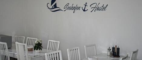 Sebuah peti sejuk di kawasan bersama