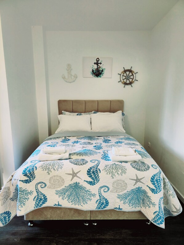 Family Triple Room | Desk, laptop workspace, free WiFi - Seehafen Hostel (Hamburg)