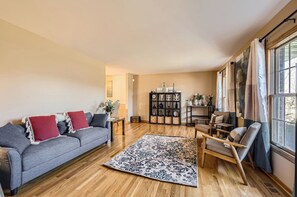 Smart TV, chimenea, libros y monitor de computadora 