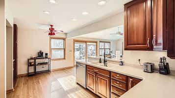 Jääkaappi, mikroaaltouuni, uuni, liesi