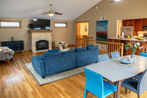 Smart TV, chimenea, libros y monitor de computadora 