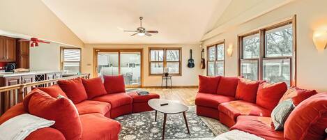 スマートテレビ、暖炉、書庫、PC モニター