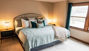 5 habitaciones, escritorio y tabla de planchar con plancha 