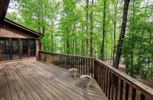 Cozy and serene fishing cabin, Family Traditions,  private dock and lake views.
