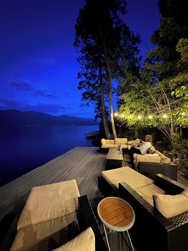 Lakefront Dream w/ Large Dock.  Serene Cottage with Room for the whole family!