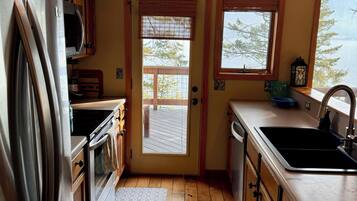 Microondas, horno, placa de cocina y lavavajillas