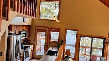 Una Smart TV, una chimenea