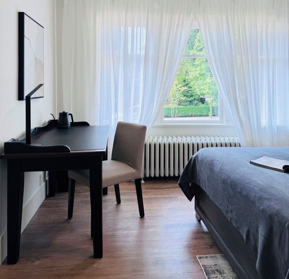 Master Queen Bedroom Private Bathroom Central Vancouver Vancouver Vrbo