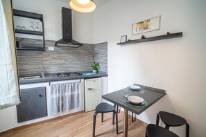 Kjøleskap, mikrobølgeovn, kokeplater og kaffetrakter/tekoker